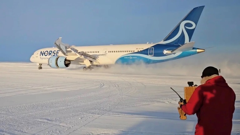 南極大陸の雪原にできた「滑走路」にボーイング７８７が着陸した/Norwegian Polar Institute